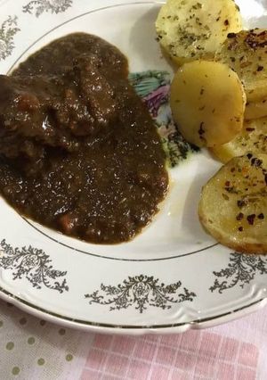 Una foto de Carne con salsa con chocolate