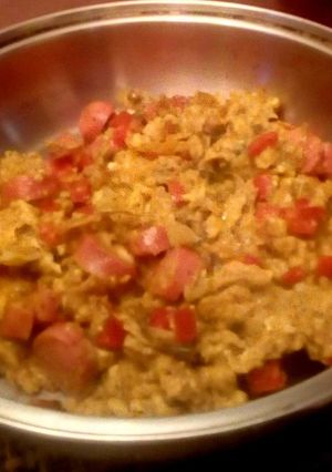 Una foto de Huevos Revueltos con Guiso y Salchichas