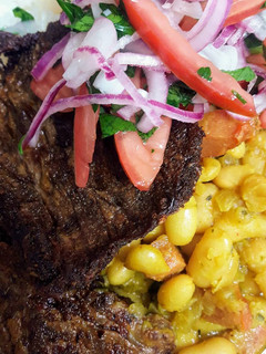 Una foto de Frejoles Canario CAMANEJOS con Malaya Doradita y salsa criolla🇵🇪