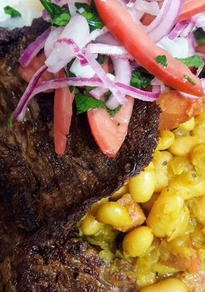 Una foto de Frejoles Canario CAMANEJOS con Malaya Doradita y salsa criolla🇵🇪