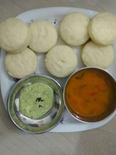 सूजी इडली (Suji Idli recipe in Hindi) रेसिपी मुख्य फोटो