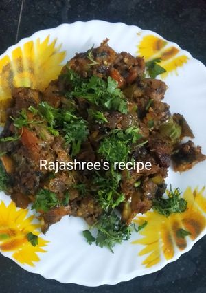 तेल मध्ये फ्राय केलेले वांगे चे भरीत (Vangyache Bharit Recipe In Marathi) रेसिपी चे मुख्य फोटो 