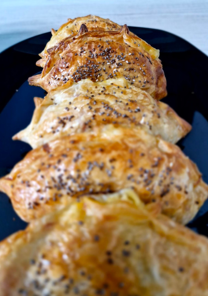 Una foto de Empanadas Mix de Verduras y queso fresco 🥕🍆🫑🧅🧀