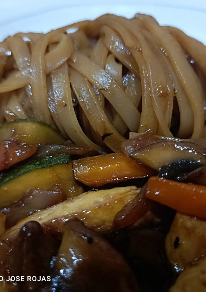 Una foto de Udon con verduras, tortilla y secreto adobado