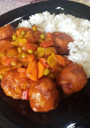 Una foto de Albóndigas de merluza con tomate