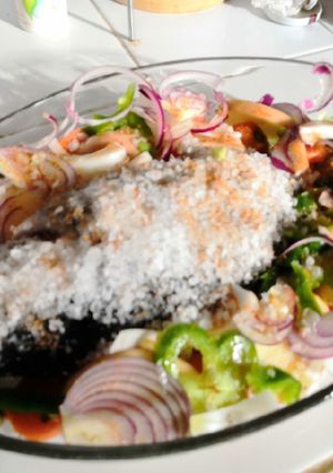 Una foto de Pescado a la sal y Verduras