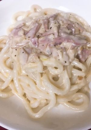 Hình của món Mì udon sốt kem thịt xông khói.