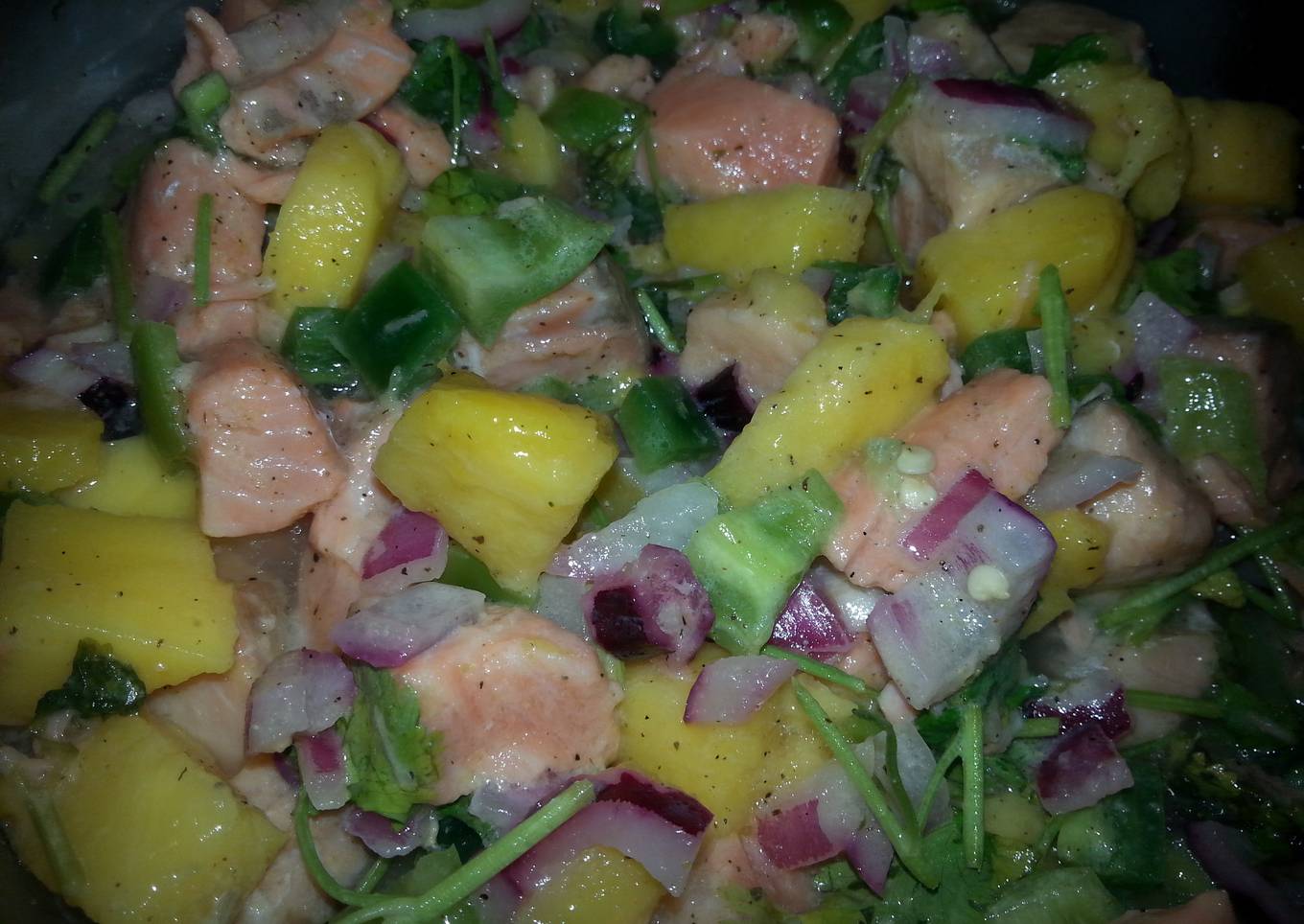 Ceviche de salmón tropical