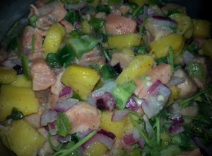 Una foto de Ceviche de salmón tropical