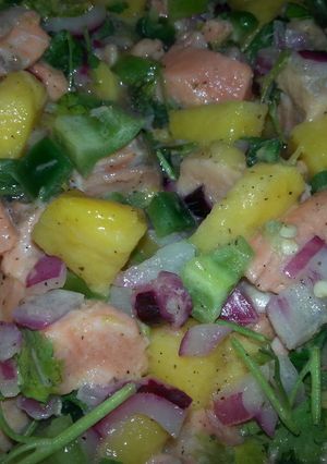 Una foto de Ceviche de salmón tropical