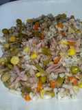 Insalata di orzo e farro con tonno e verdure miste