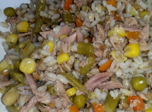 Foto di Insalata di orzo e farro con tonno e verdure miste