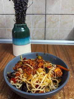 O poză a rețetei Noodles cu legume și pui 🍜🥕🫒.