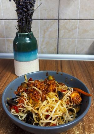 O poză a rețetei Noodles cu legume și pui 🍜🥕🫒.