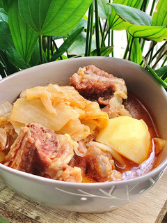 A picture of Sườn bò hầm kim chi & khoai tây.