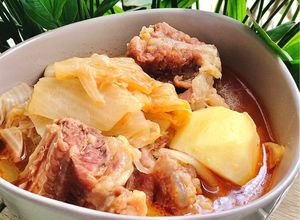 Hình của món Sườn bò hầm kim chi & khoai tây.