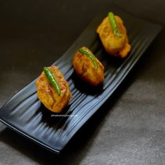 A picture of Potol Bora / Parwal Pakore.