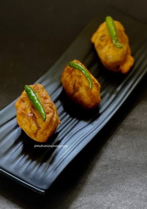 A picture of Potol Bora / Parwal Pakore.