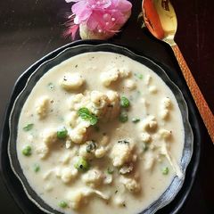 A picture of Matar Gobhi in white gravy.