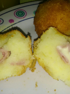 Una foto de Bomba de papas rellenas de jamón y queso!!!