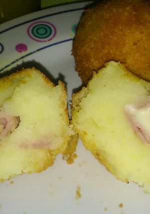 Una foto de Bomba de papas rellenas de jamón y queso!!!