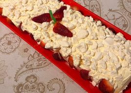 Chajá de frutillas arrollado