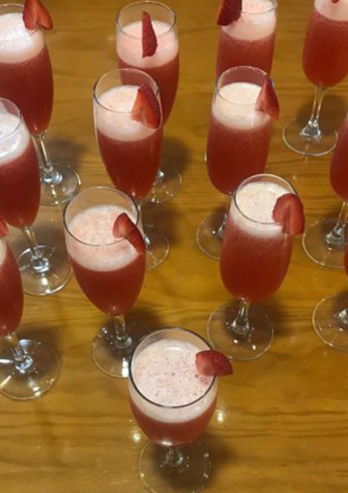 Una foto de Sorbete de helado de limón y fresas