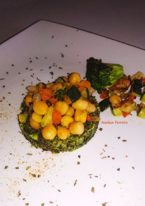 Foto principal de Falso cuscus de brócoli con garbanzos al curry