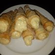 Canutillos fritos rellenos de crema pastelera