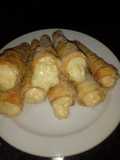Canutillos fritos rellenos de crema pastelera