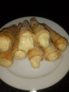 Una foto de Canutillos fritos rellenos de crema pastelera