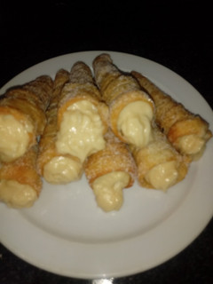 Una foto de Canutillos fritos rellenos de crema pastelera