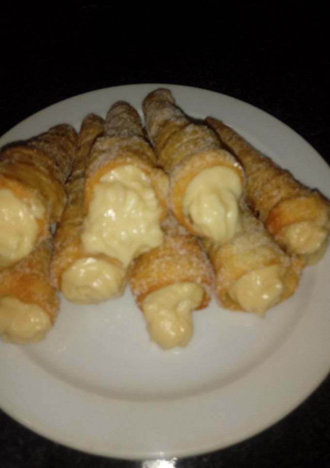 Una foto de Canutillos fritos rellenos de crema pastelera