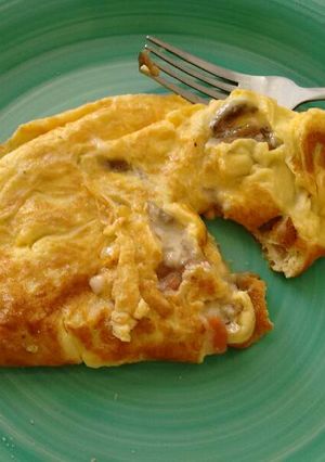 Una foto de Omelette de berenjena, champiñones y queso. ॐ
