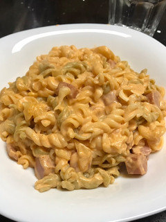 Una foto de Macarrones con salchichas y queso