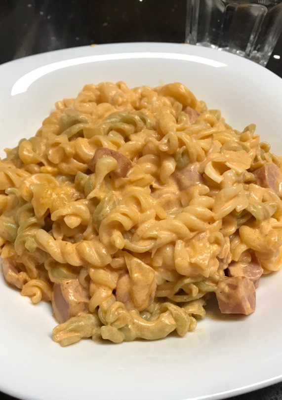 Una foto de Macarrones con salchichas y queso