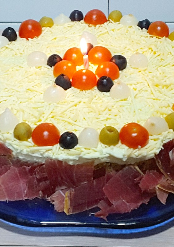 Una foto de Tarta de cumpleaños... salada!