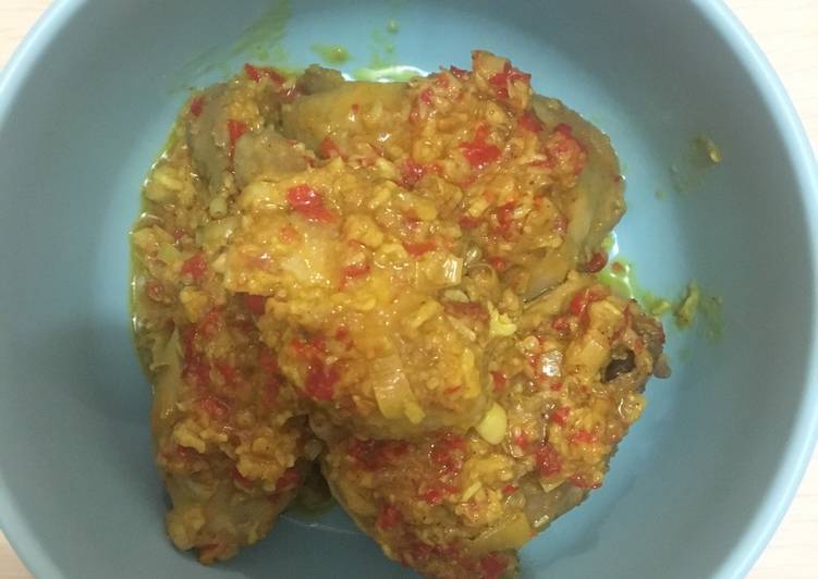 Bagaimana Mengolah Ayam rica rica (tanpa kemangi dan daun jeruk) yang Enak