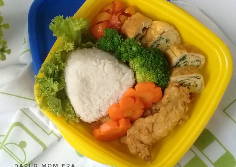 Bento isi chicken strip dan telur gulung daun katuk