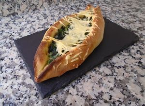 Una foto de Pide de espinacas o ispanakli pide