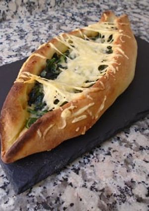 Una foto de Pide de espinacas o ispanakli pide