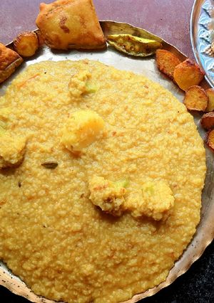 গোবিন্দভোগ চালের খিচুড়ি (Gobindobhog chaler khichuri recipe in bengali) রেসিপির প্রধান ছবি