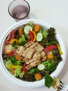 Hình của món Salad ức gà sốt mè rang kewpie.
