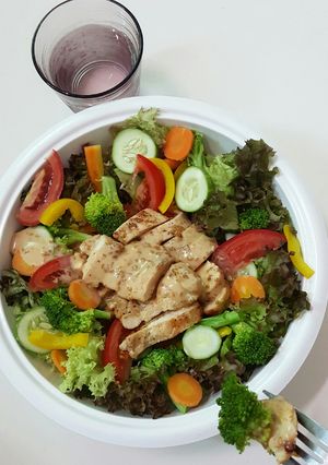 Hình của món Salad ức gà sốt mè rang kewpie.