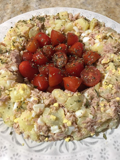 Una foto de Ensalada de papas, huevo, atún y cherry