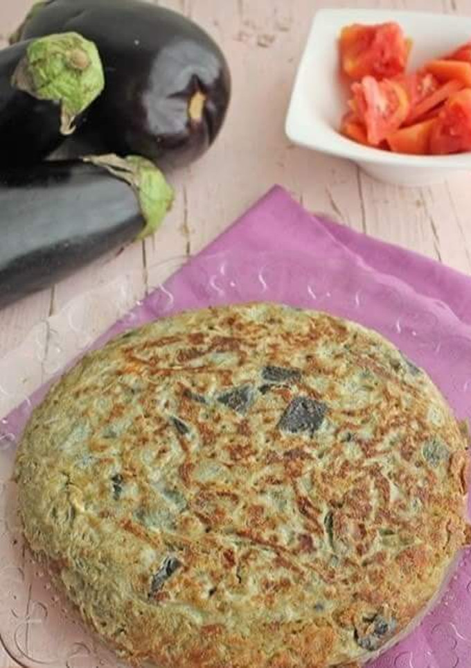 Una foto de Tortilla de espinacas, pimiento y berenjenas vegetariana 😋