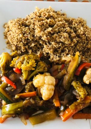 Una foto de Verduras salteadas estilo oriental con quinoa
