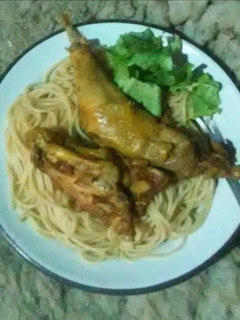 Una foto de Tallarines con pierna de pollo 🍝🍝😋