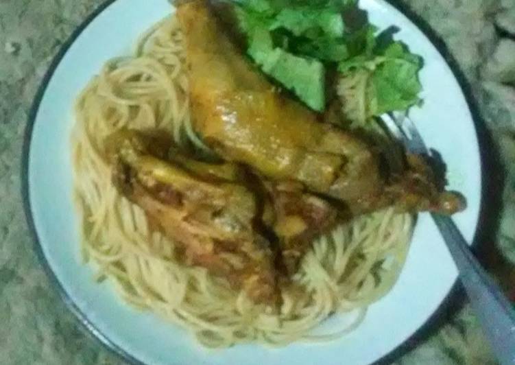 Tallarines con pierna de pollo 🍝🍝😋