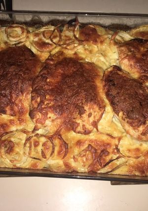 Una foto de Pechugas con papas y cebollas a la crema gratinado